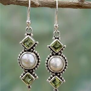 New 🎁 Pearl and Peridot Earrings